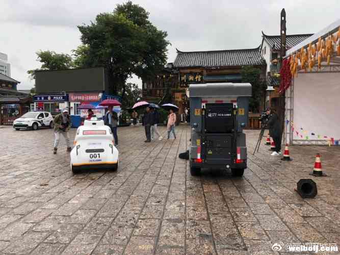 太萌啦！5G無人巡邏車、無人掃路車亮相麗江古城引圍觀，快來開眼！