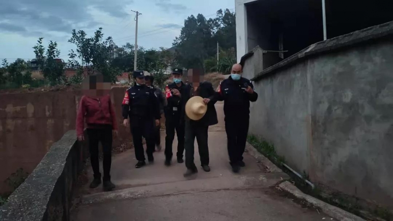 沉醉不知?dú)w路 永勝民警送醉漢回家