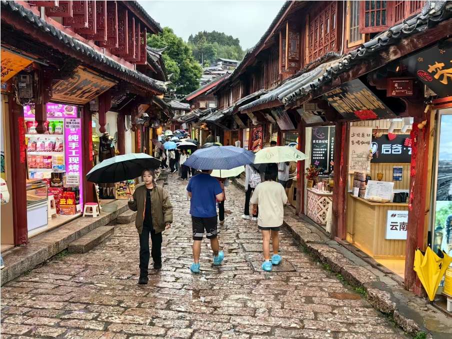 誰說雨天不適合旅行？麗江古城的雨季，才是打開浪漫的正確方式