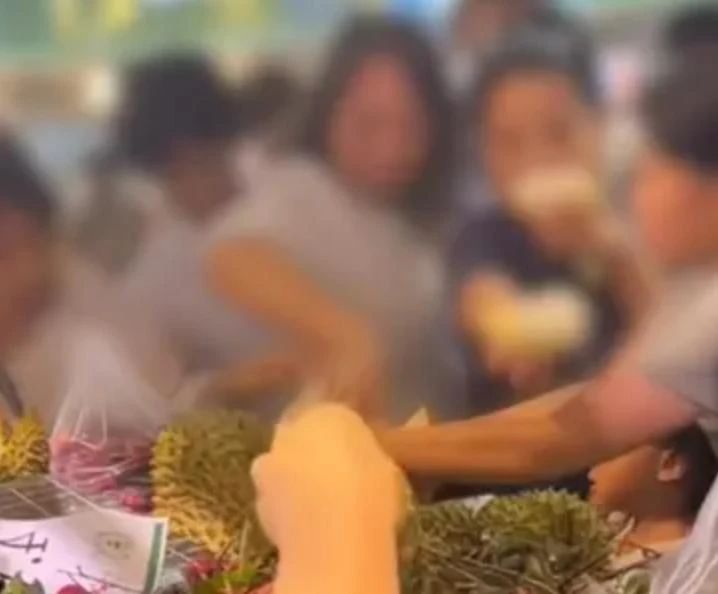 超市榴蓮遭顧客強(qiáng)行“試吃”！律師：已違法，嚴(yán)重可拘留