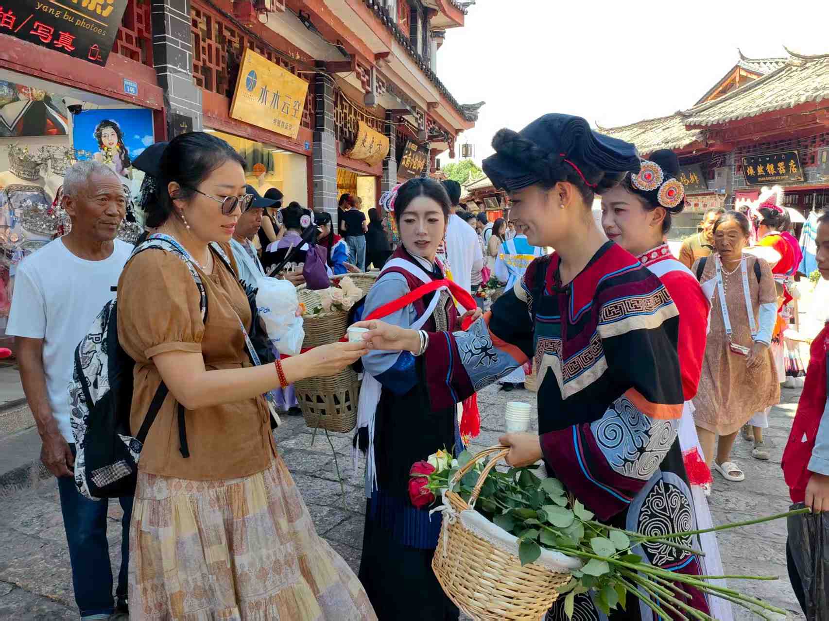 “喝著咖啡逛古城”！麗江“咖啡”巡游讓游客沉醉香醇之旅